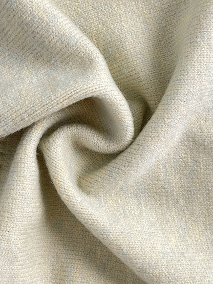 シンプルな背景の上に置かれた韓国風子どもニットトップスの商品写真
