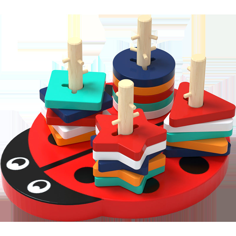 形プレートの重なりと通し遊びが伝わる近接カット てんとう虫モチーフスタッキングパズル
