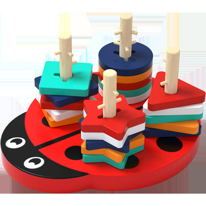 形プレートの重なりと通し遊びが伝わる近接カット てんとう虫モチーフスタッキングパズル
