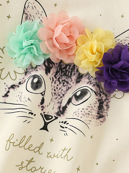 袖口と裾にリブ編みが入ったベージュ長袖ニットトップス
