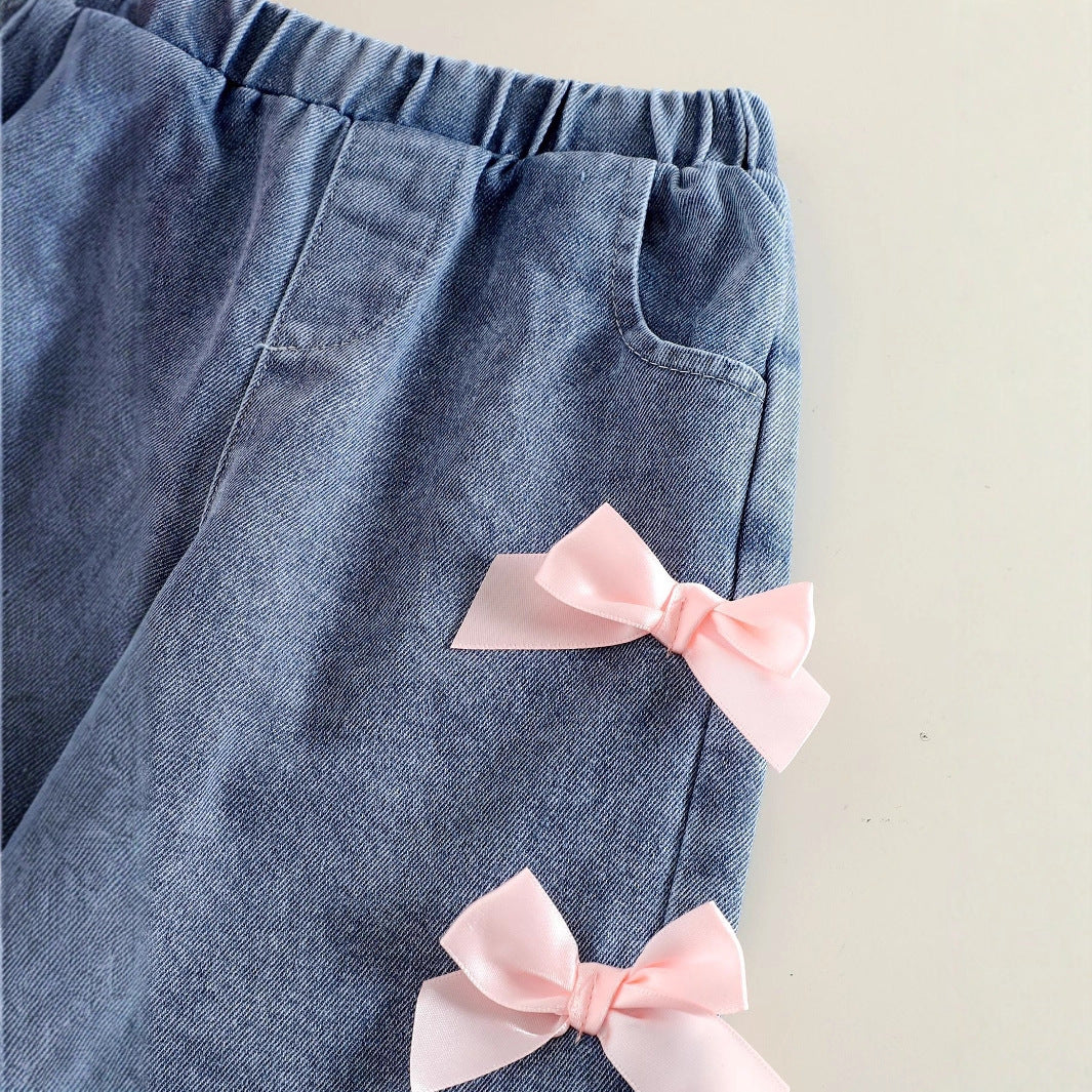 デニム風ブルーパンツの素材感と縫製ディテールを映したアップ画像
