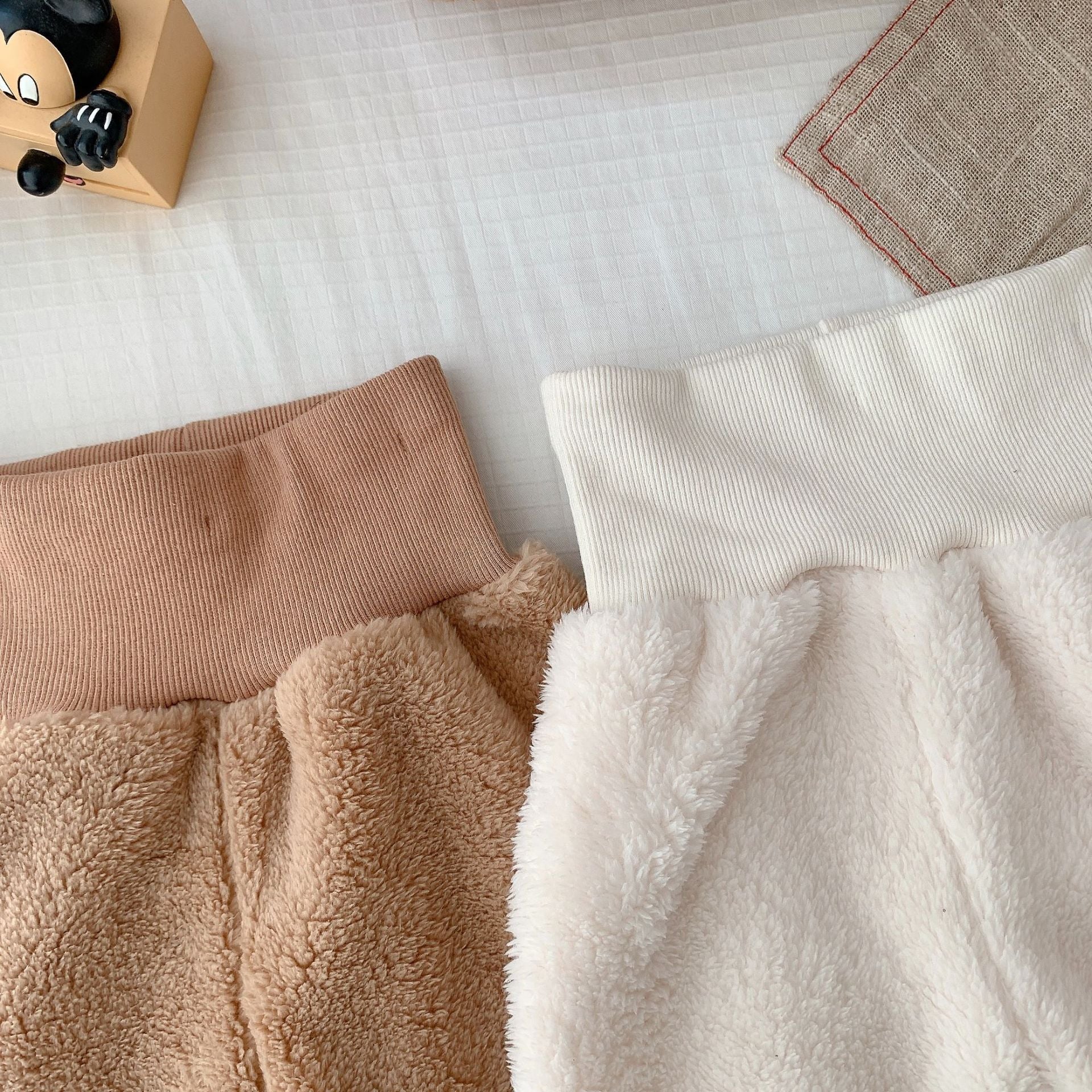 ベージュとホワイトのボアロングパンツのウエスト部分を並べて写した子ども用くま刺繍上下セットの素材ディテール
