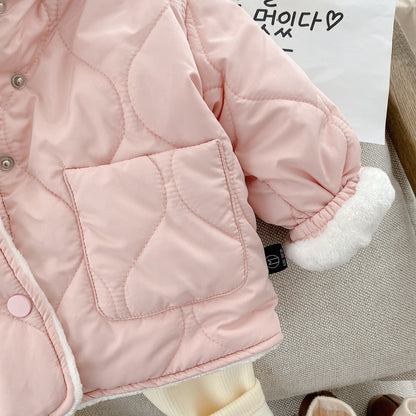 ピンクのキルティングコート前面ポケットのディテール
