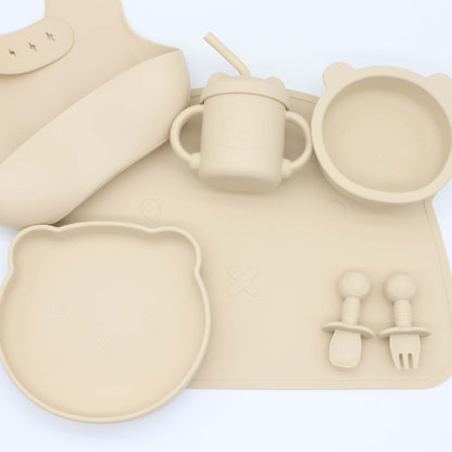 離乳食用のボウルとカップを含むベビー食器
