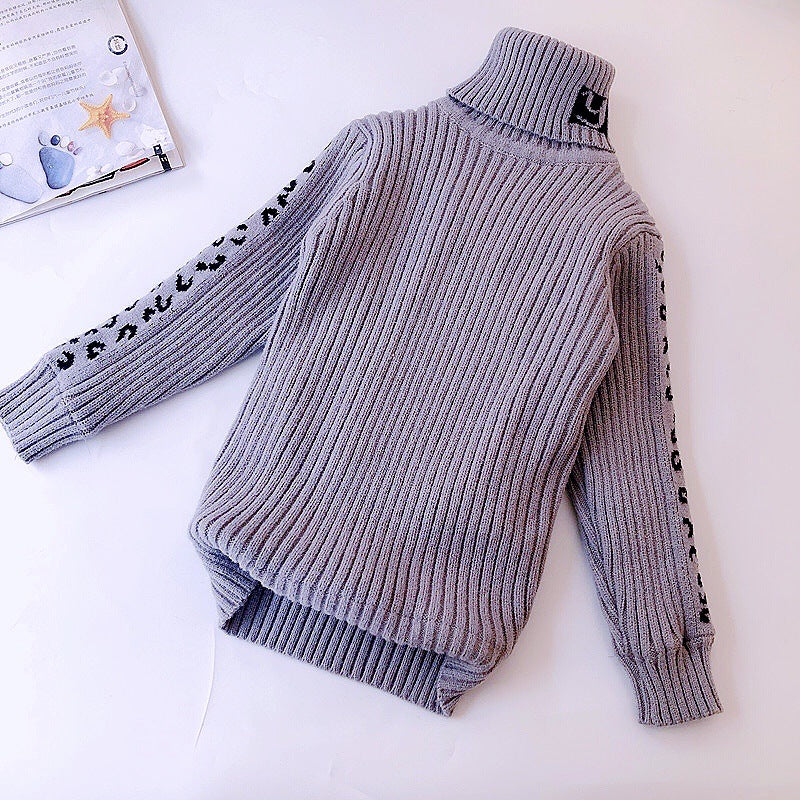 グレーの子どもタートルネックニットセーター
