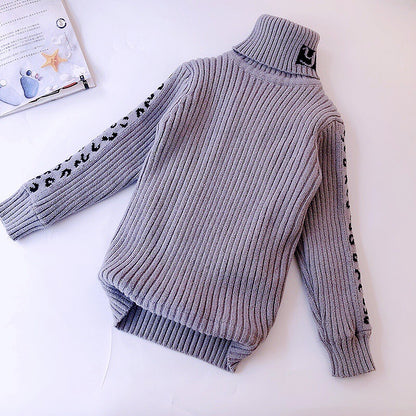 グレーの子どもタートルネックニットセーター
