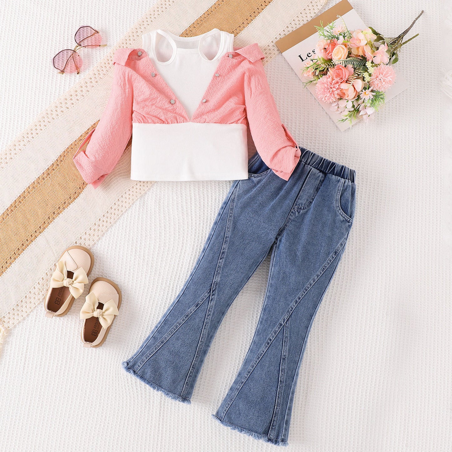 お出かけ用にも普段着にも使えるフェイクオフショルダーセットアップのスタイリング
