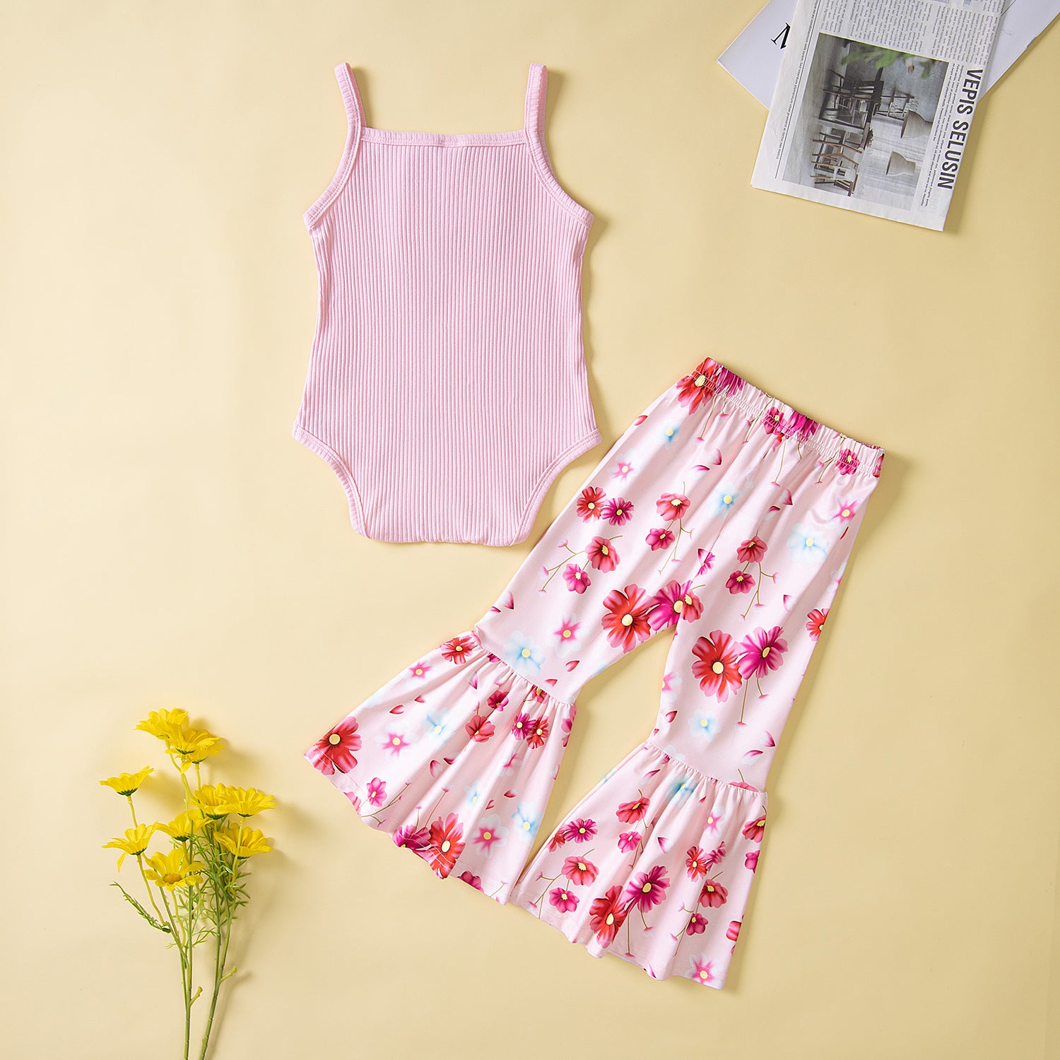 ピンクの肩紐ボディスーツと花柄フレアパンツのスタイリングイメージ
