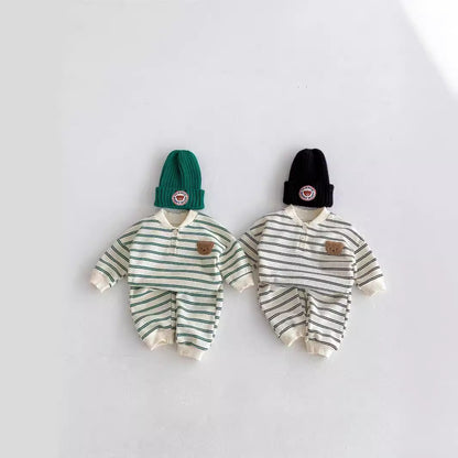 コットン素材の柔らかいトップスとパンツの質感クローズアップ
