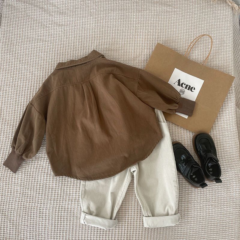 トップスの襟元とボタン部分アップ
