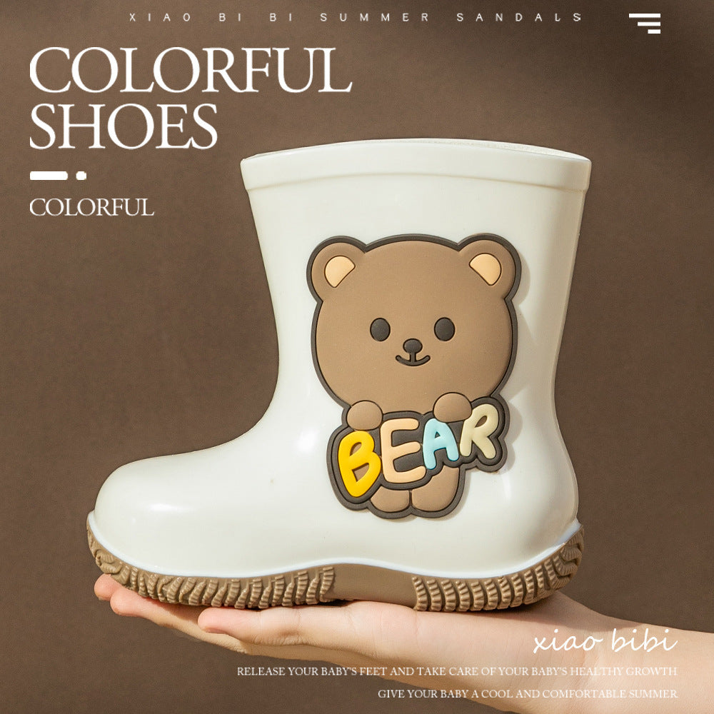 手に載せたキュートベア柄のキッズPVCレインブーツ正面写真
