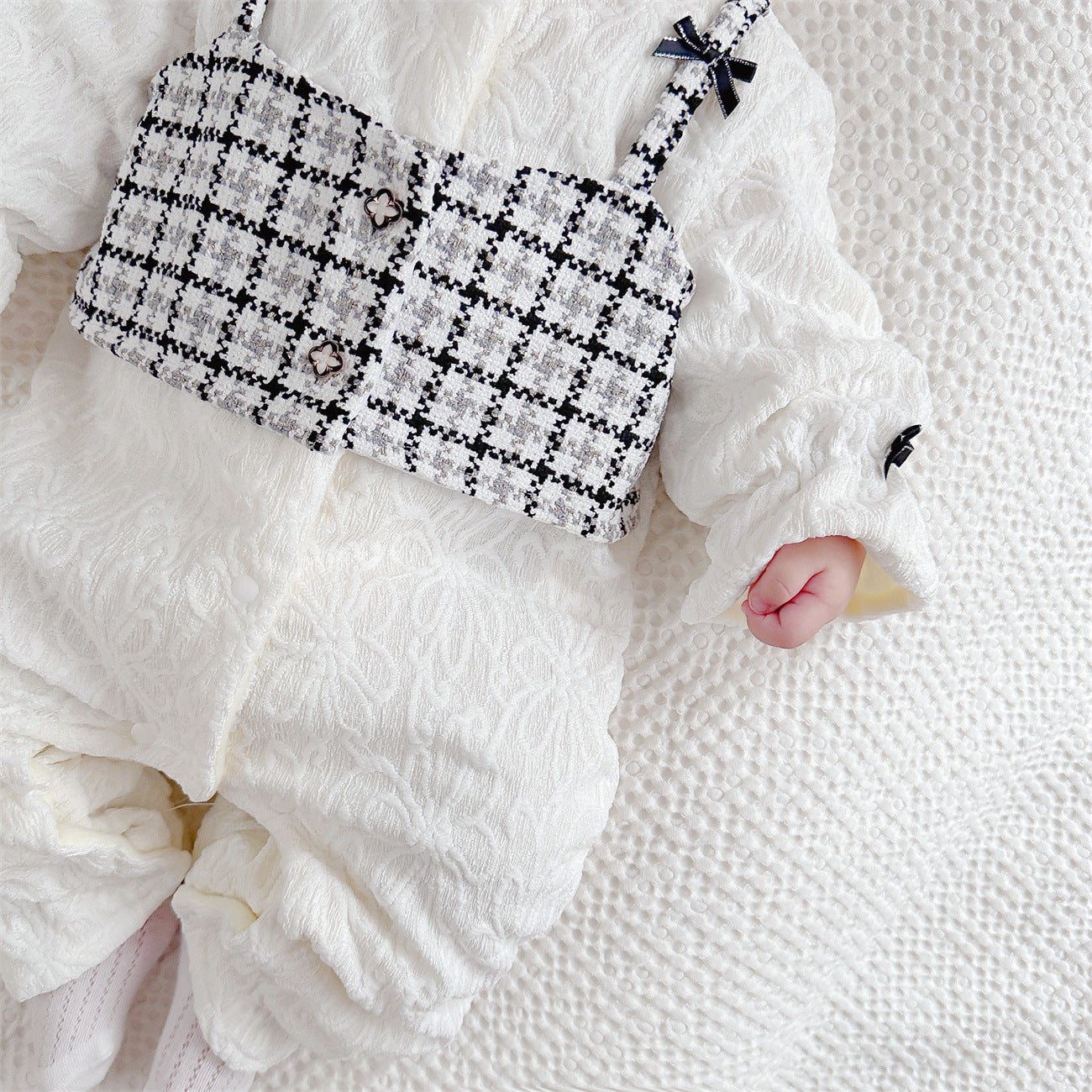 胸元のチェック柄切り替えとふんわり身頃がわかるフリース裏地ベビージャンプスーツ
