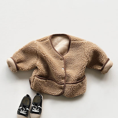 ふわふわした人工ファー素材の質感がわかるキッズジャケットのクローズアップ
