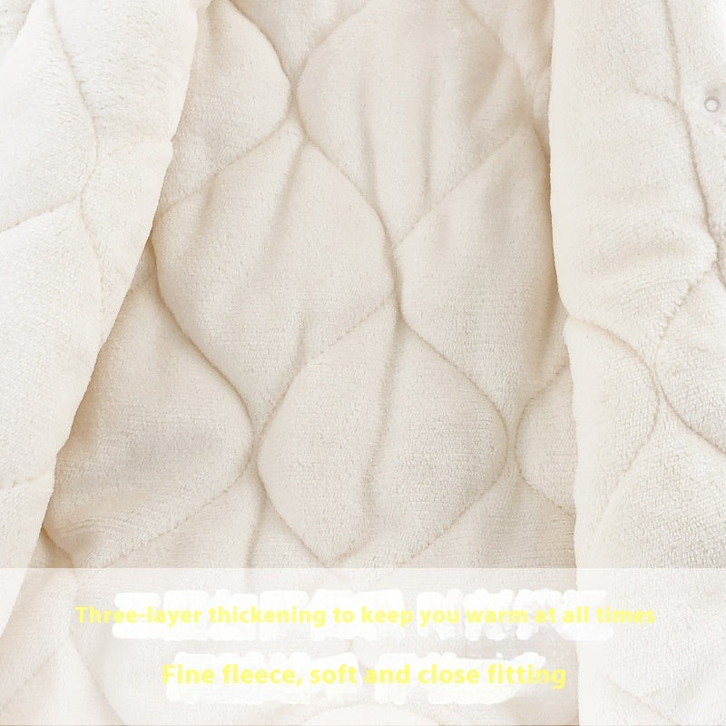 キルティング加工された中綿入り裏地が分かる厚手ベビーロンパースの内側ディテール
