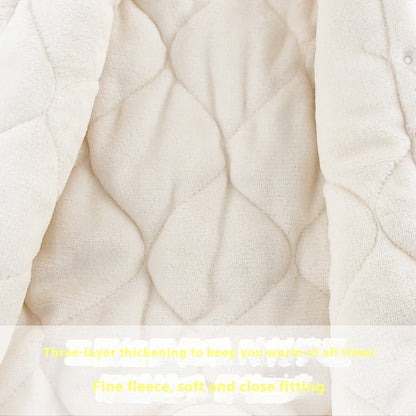 キルティング加工された中綿入り裏地が分かる厚手ベビーロンパースの内側ディテール
