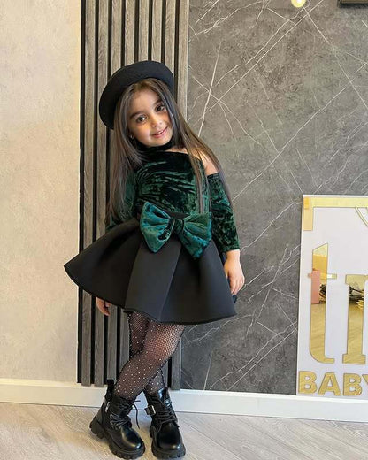 ダークグリーンのリボンフリルドレスセットを着用した女の子
