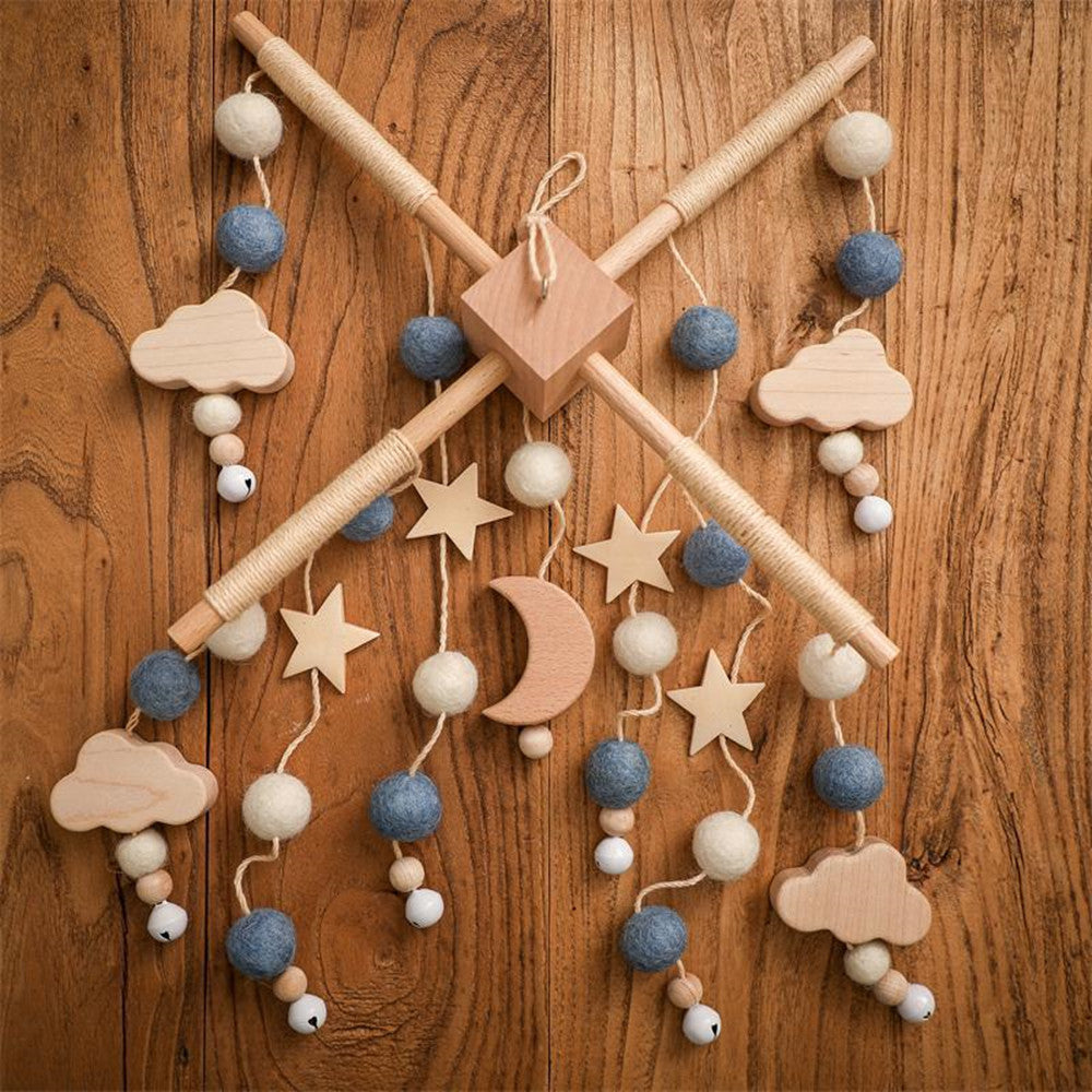 月と雲の木製モチーフを吊るしたモビール写真
