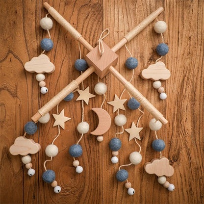 月と雲の木製モチーフを吊るしたモビール写真
