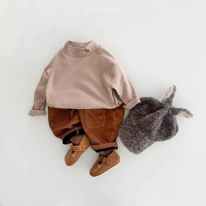 マロンカラーのコーデュロイベビーパンツとトップスを合わせた韓国風ベビーコーディネート写真
