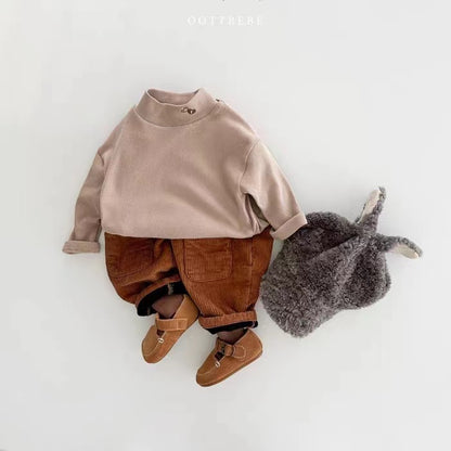 マロンカラーのコーデュロイベビーパンツとトップスを合わせた韓国風ベビーコーディネート写真
