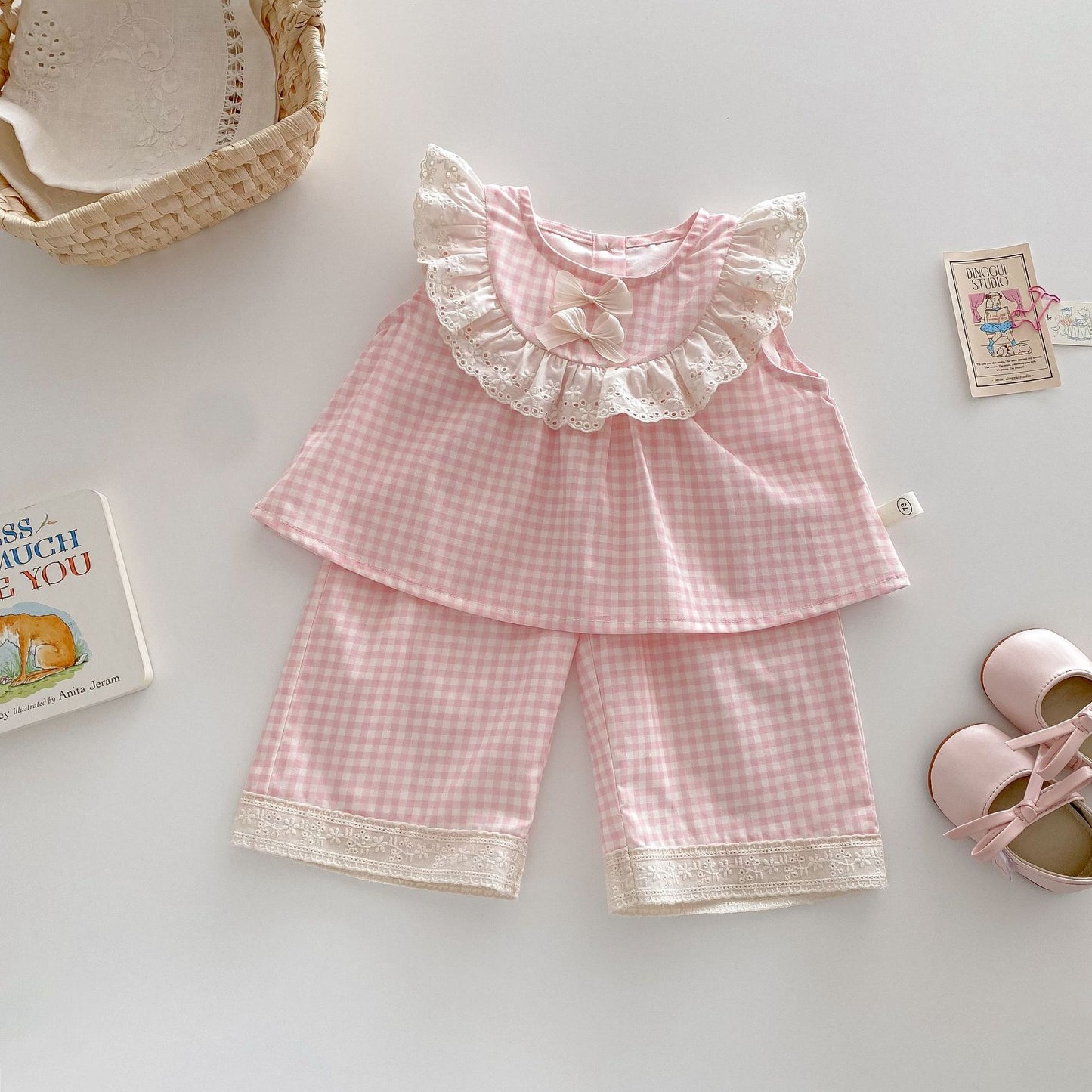 やさしいギンガムチェックとレース襟が上品に映える 女の子ノースリーブセットアップ リボン付きドールトップス＋ワイドパンツ コットン チェリーピンク 1〜6歳
