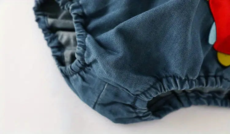 裾のゴム入りギャザーが分かるブルーデニムショートパンツのディテール
