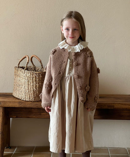 やさしく包み込むヴィンテージ風 女の子カーディガン 花柄ニット コットン長袖 90–130cm