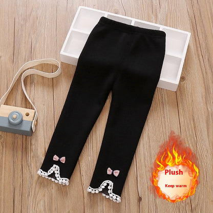 裏起毛でふんわりした内側生地が見える冬用レギンスパンツ
