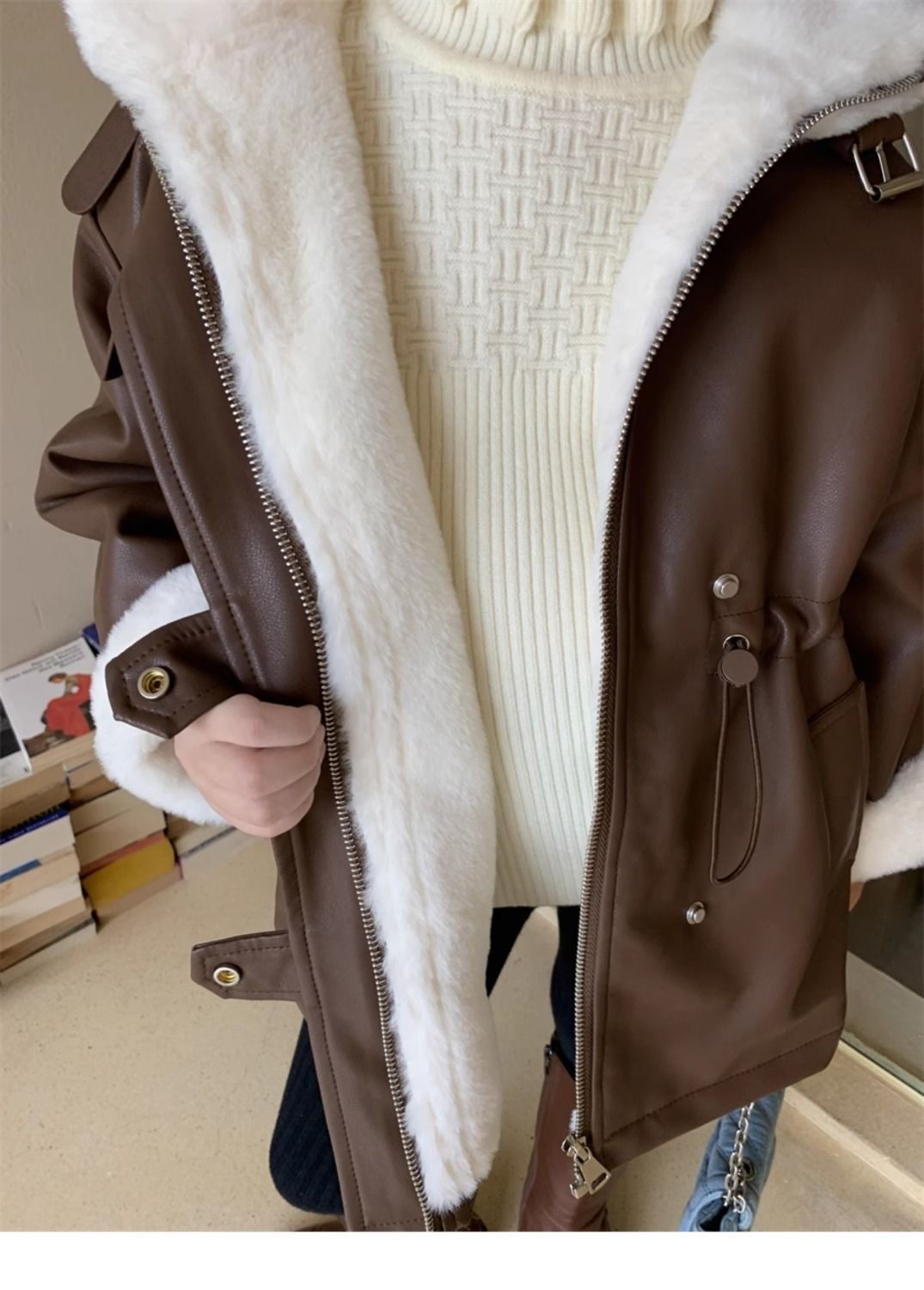 フェイクレザー生地の質感を見せるクローズアップ
