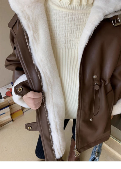 フェイクレザー生地の質感を見せるクローズアップ
