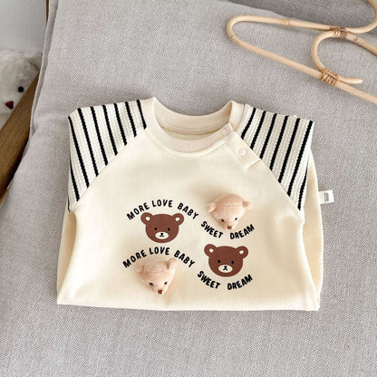 三匹のテディベアプリントが並んだアプリコットカラー長袖ベビーカバーオールの胸元アップ
