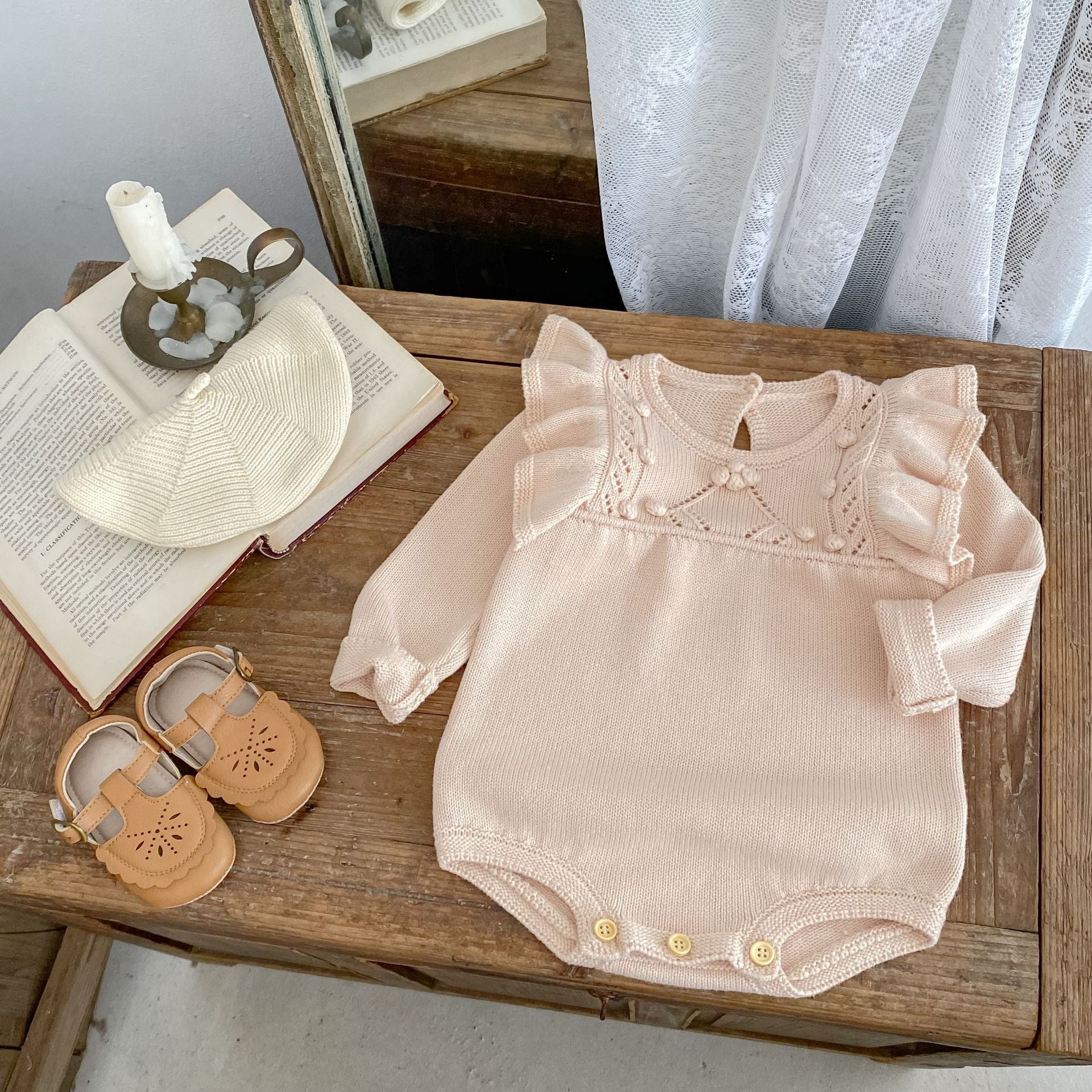 石パウダーカラーのレース付き長袖ベビーロンパース正面
