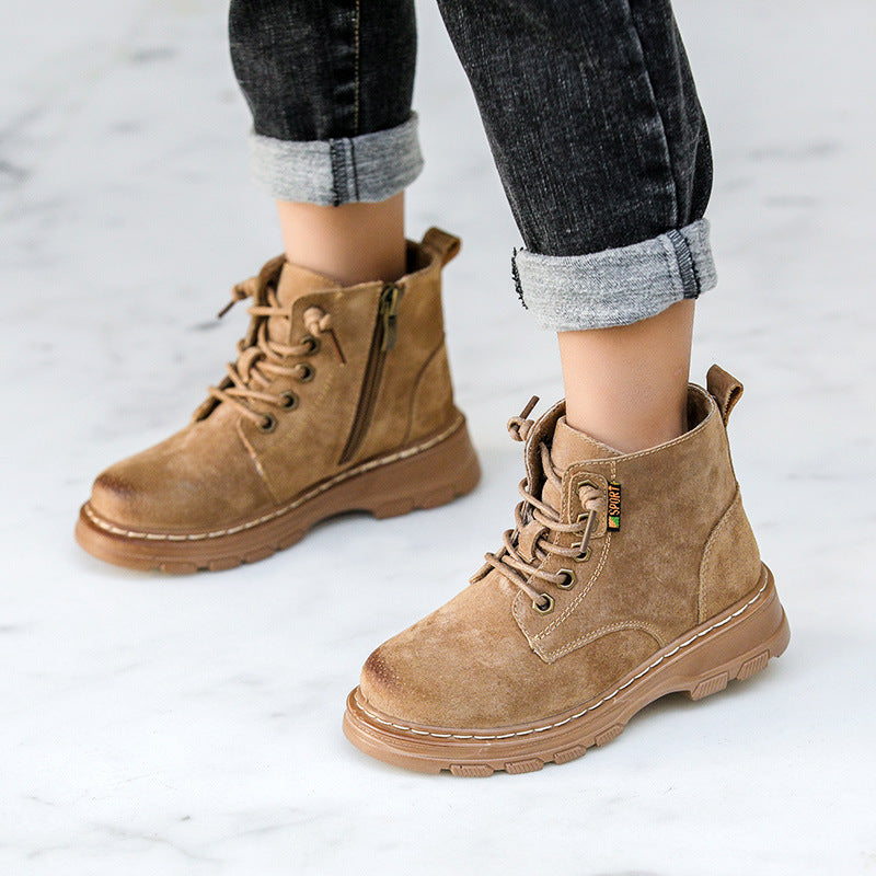 サイドジッパーとシューレースが見えるカーキブーツ側面のクローズアップ写真
