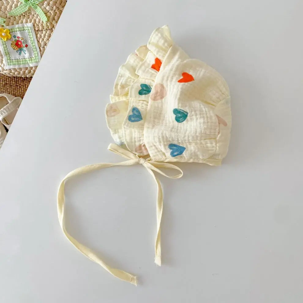 ハート柄プリントのベビー帽子を真上から見た全体
