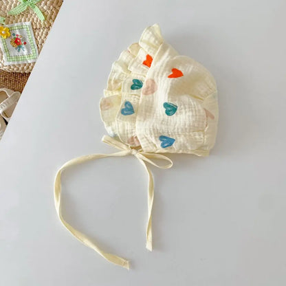 ハート柄プリントのベビー帽子を真上から見た全体
