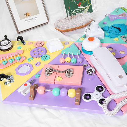 ボタン・鍵・紐通しなど多機能アクション搭載木製ビジーボード
