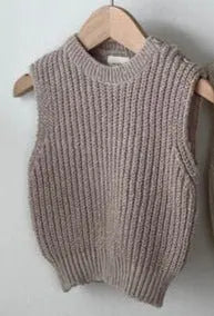 コーヒーカラーのロンパースの胸部分アップ、ステッチが見える
