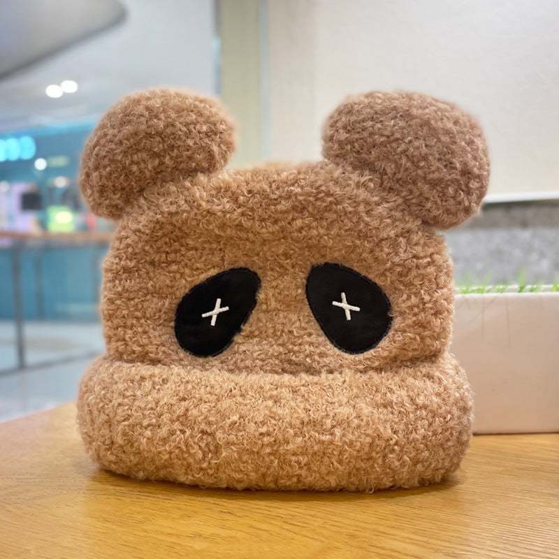 ベージュトーンの冬用アニマルキャップ
