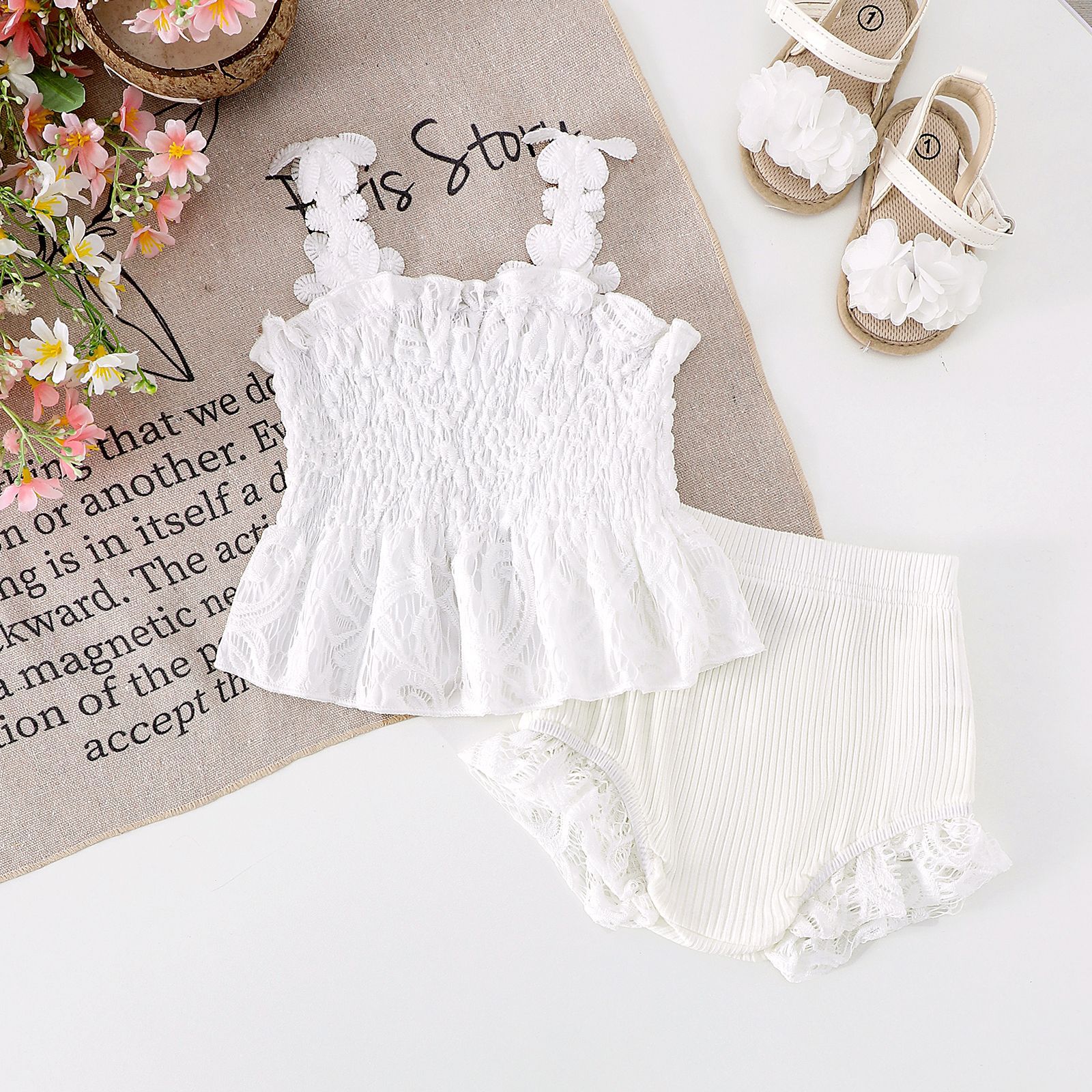 ホワイトのレースキャミソール上下セット 正面全体イメージ
