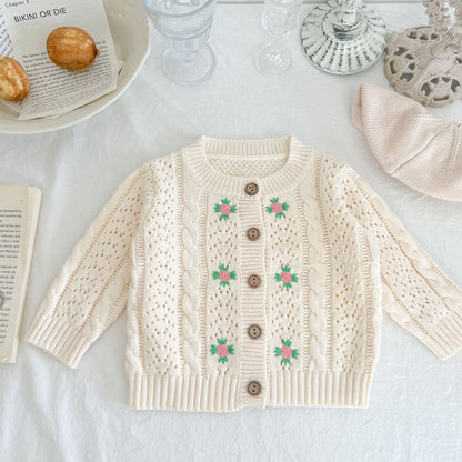 ホワイトアプリコット刺繍カーディガンの襟元ディテール
