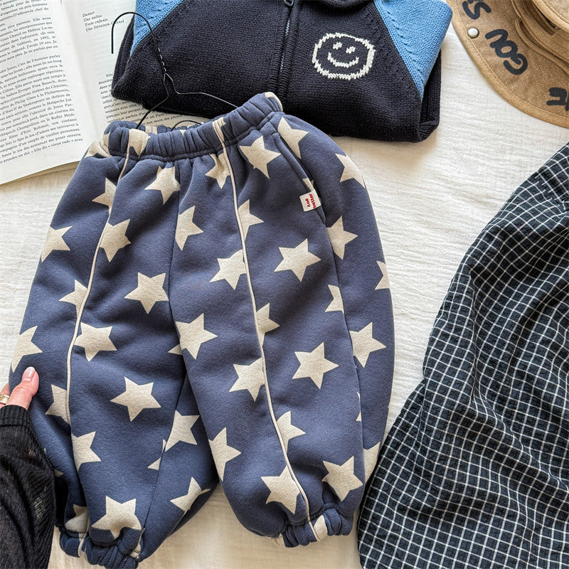 ブルー星柄裏起毛ロングパンツを折りたたんで置いた写真
