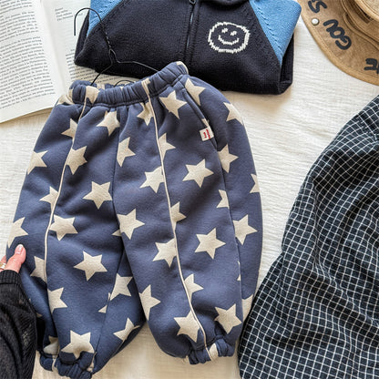 ブルー星柄裏起毛ロングパンツを折りたたんで置いた写真
