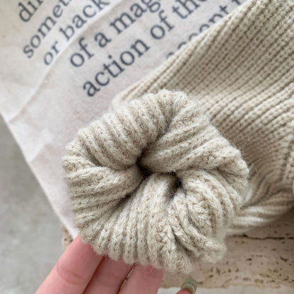 カーキ色の子ども用フード付きカーディガン ニット素材の質感が分かる画像
