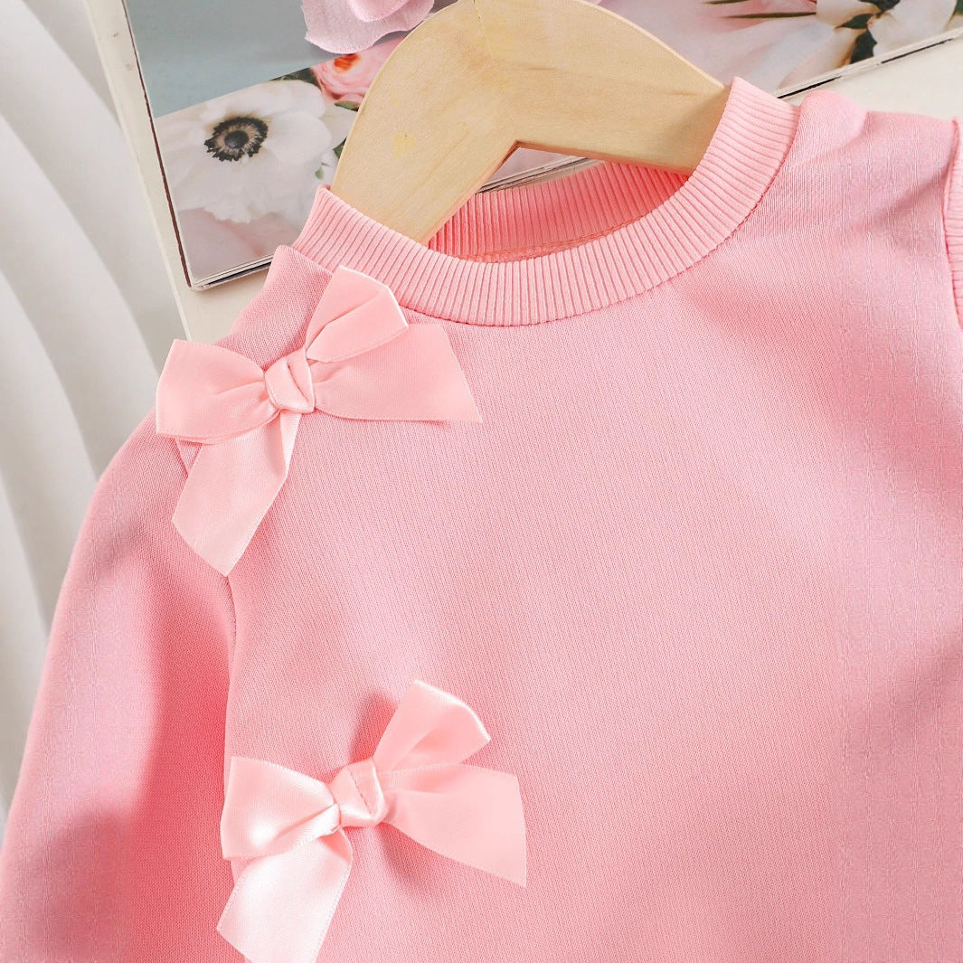 トップスとパンツをテーブルに配置したセットアップの別角度イメージ
