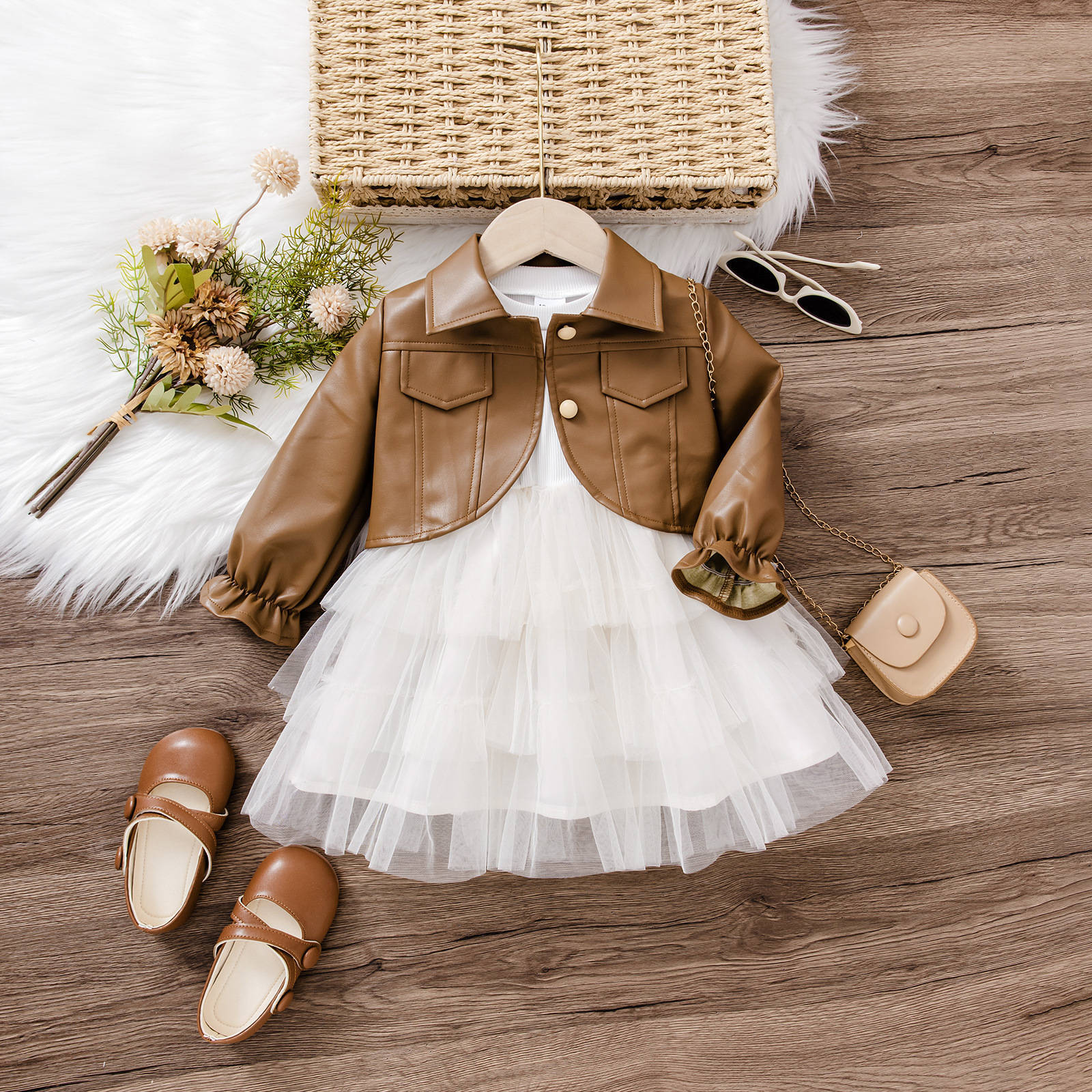 ブラウンの長袖トップスとボトムからなる女の子用韓国風上下セットのフラットレイ画像
