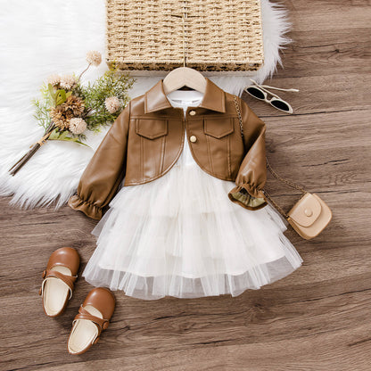 コットン素材の長袖トップスとボトムを並べた韓国風キッズセットアップ
