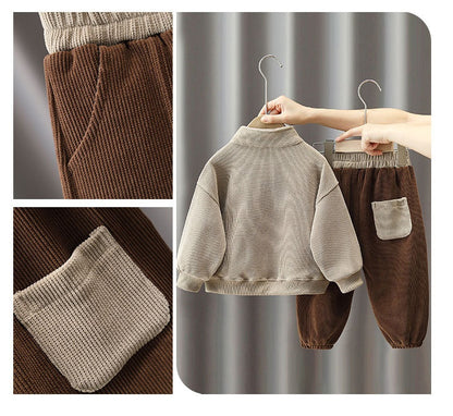 トップスとパンツをハンガーに掛けた韓国風キッズセットアップ
