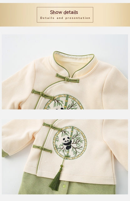 襟元と胸元の刺繍モチーフが見える中国風長袖ベビーカバーオールのディテール画像
