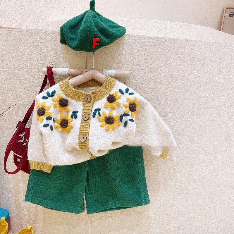 立体ハートが中央に並んだガーリーなデザインの子ども用セーター
