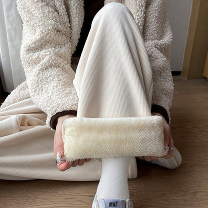 裾を折り返したマタニティコーデュロイパンツの裏起毛ディテール
